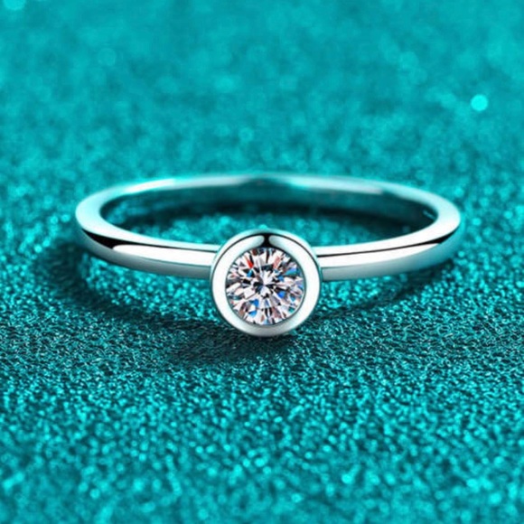 925 Sterling Silver Moissanite Geometric Dainty Band Ring - Picture 6 of 9